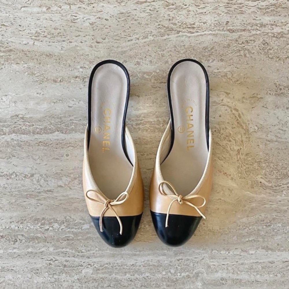 CHANEL Two-Tone Beige and Black Bow Cap-Toe Mules